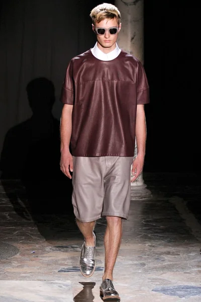 Look 16